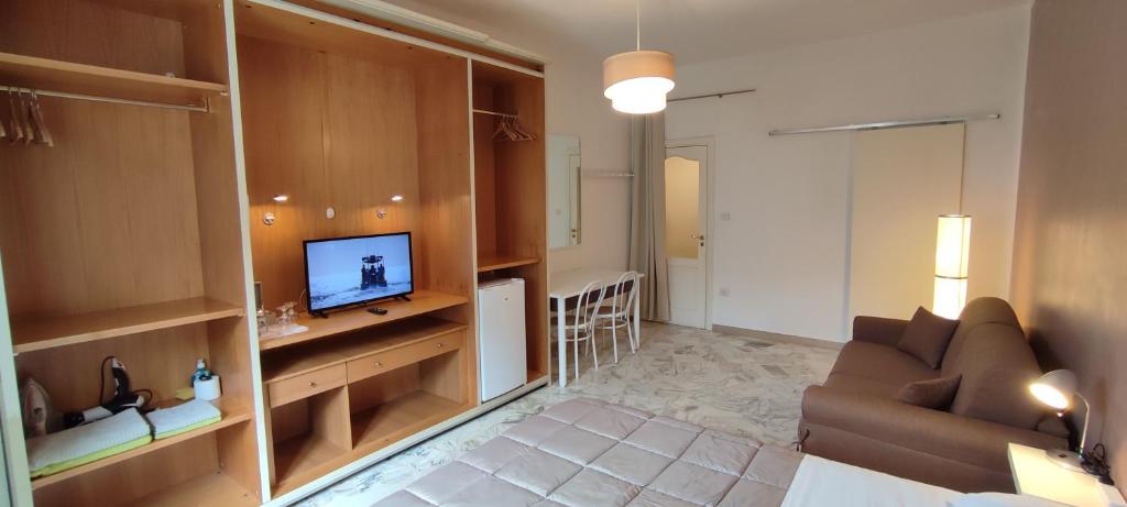 A television and/or entertainment centre at GIAMBATTISTA HOUSE BARI