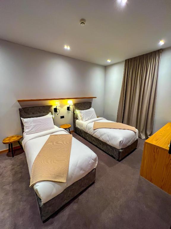 Rúm í herbergi á Hotel Kulla e Bajraktarit