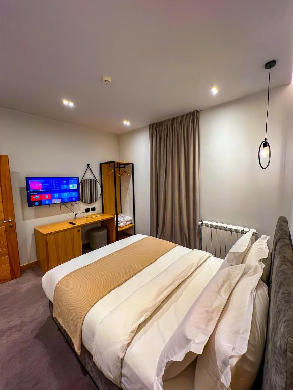 Rúm í herbergi á Hotel Kulla e Bajraktarit