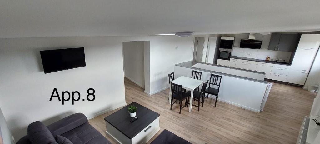 ein Wohnzimmer und eine Küche mit einem Sofa und einem Tisch in der Unterkunft Altstadt Appartements in Wismar