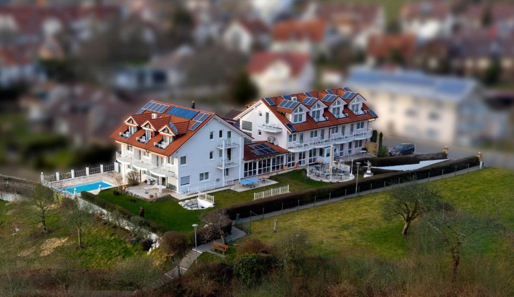 ein großes Haus auf einem Hügel in der Unterkunft Sporthotel Schönblick in Meersburg