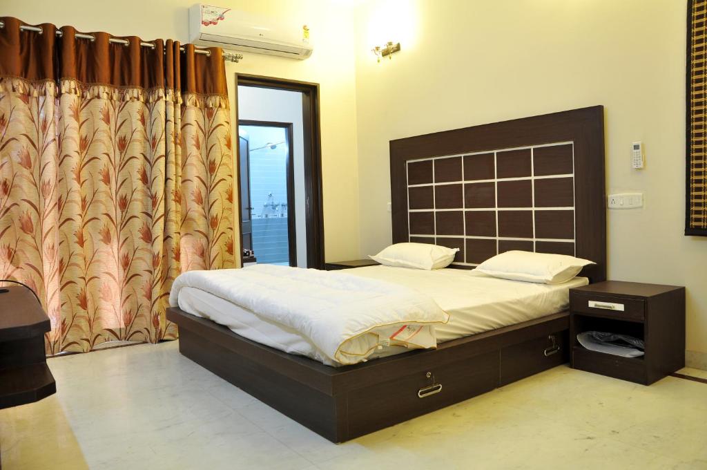 Postel nebo postele na pokoji v ubytování Mohini Home Stay