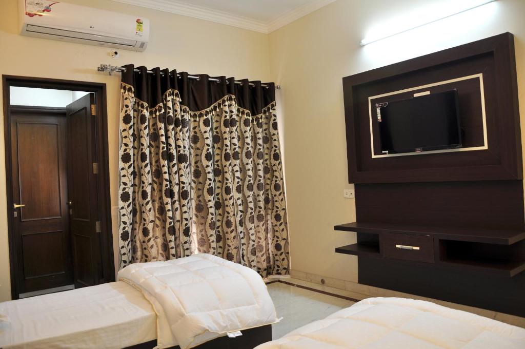Postel nebo postele na pokoji v ubytování Mohini Home Stay