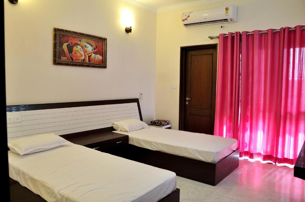 Postel nebo postele na pokoji v ubytování Mohini Home Stay