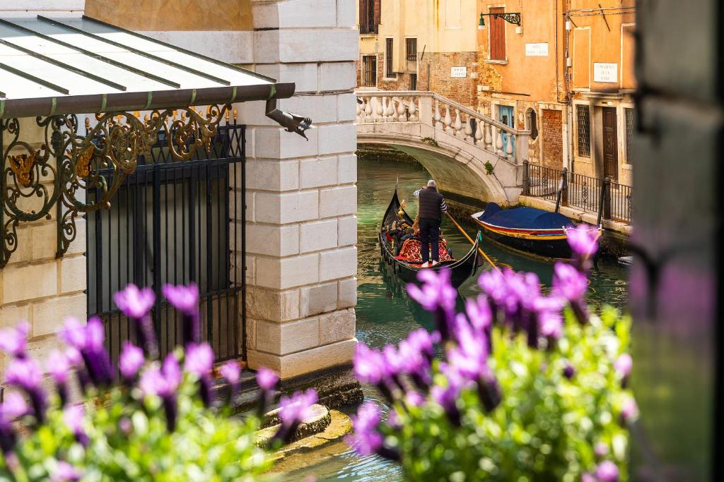 einen Kanal mit einer Brücke und einem Boot im Wasser in der Unterkunft Ca' Maria Callas in Venedig