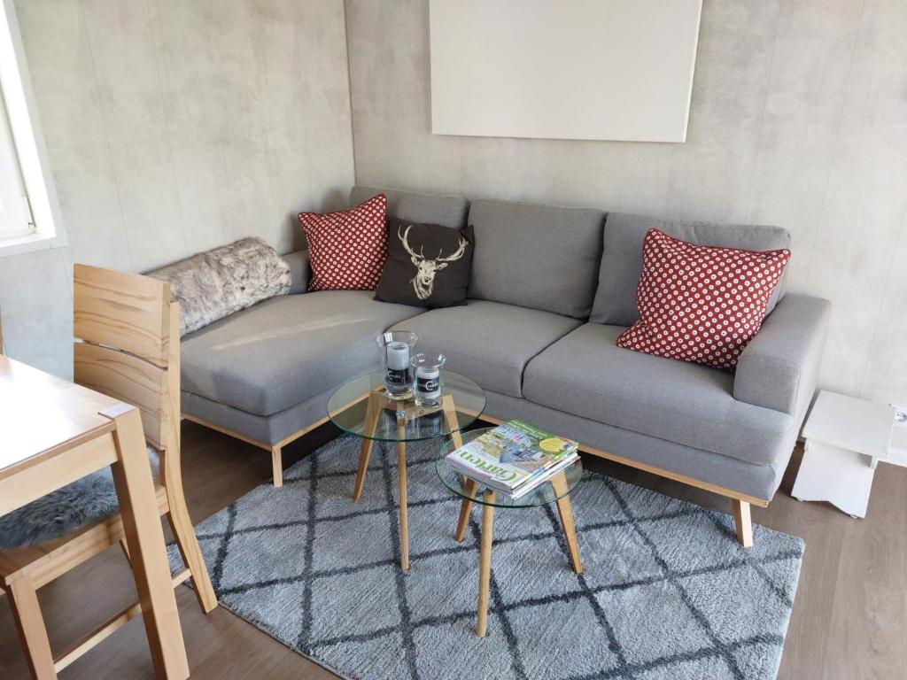 sala de estar con sofá y mesa en Gemütliches Landhauswohnen rent-by-seibold en Erzhausen
