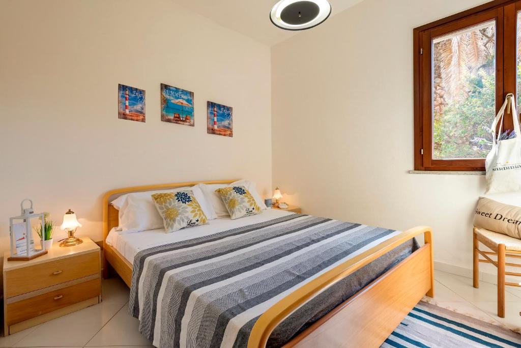 Un pat sau paturi într-o cameră la SARDINIA RE - Villino Punta Negra