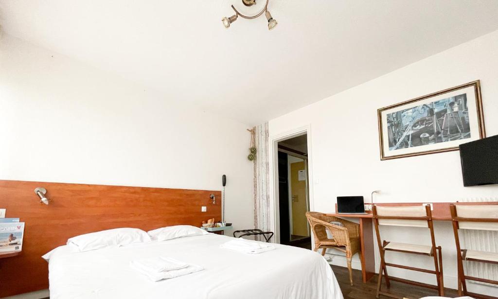 TV a/nebo společenská místnost v ubytování Hotel les Alignements