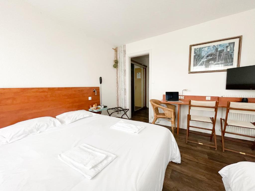TV a/nebo společenská místnost v ubytování Hotel les Alignements