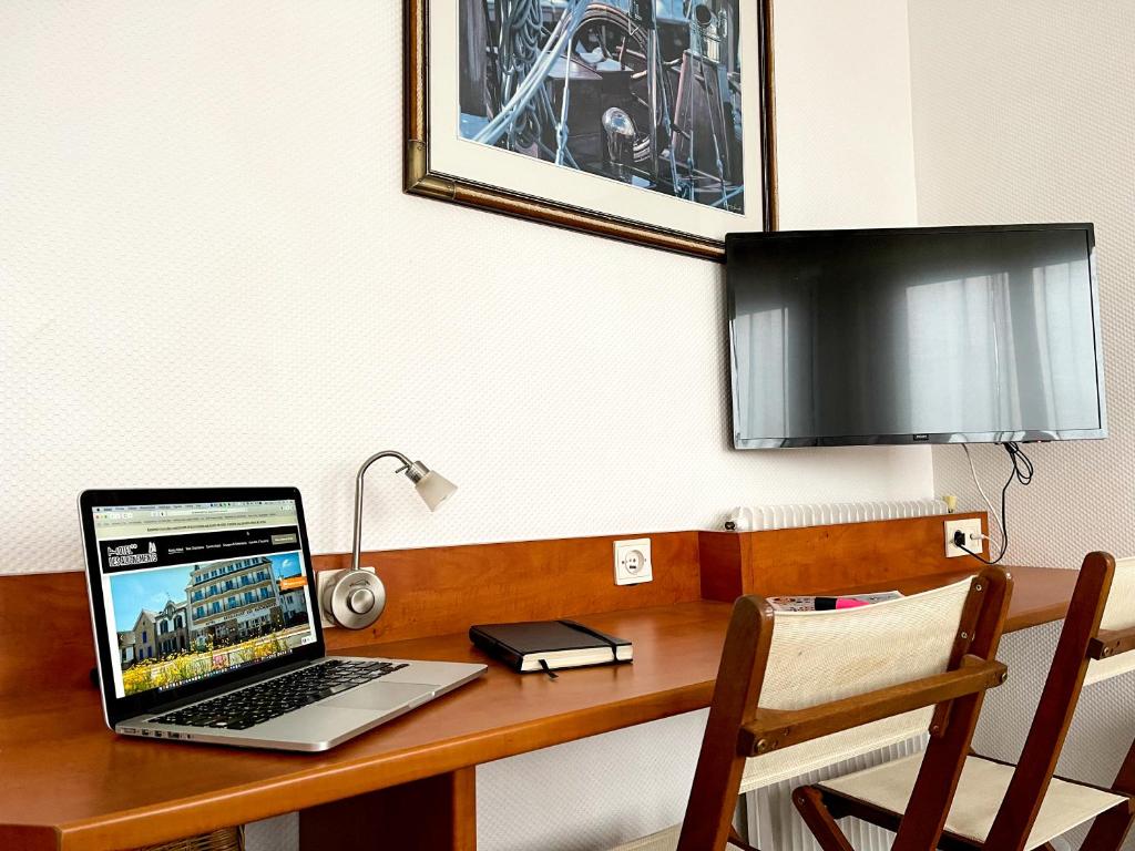 TV a/nebo společenská místnost v ubytování Hotel les Alignements