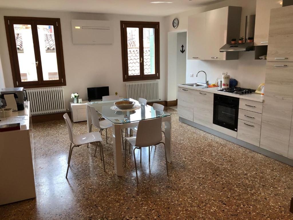 kuchnia ze stołem i krzesłami w pokoju w obiekcie Casa Regini Venezia w Wenecji