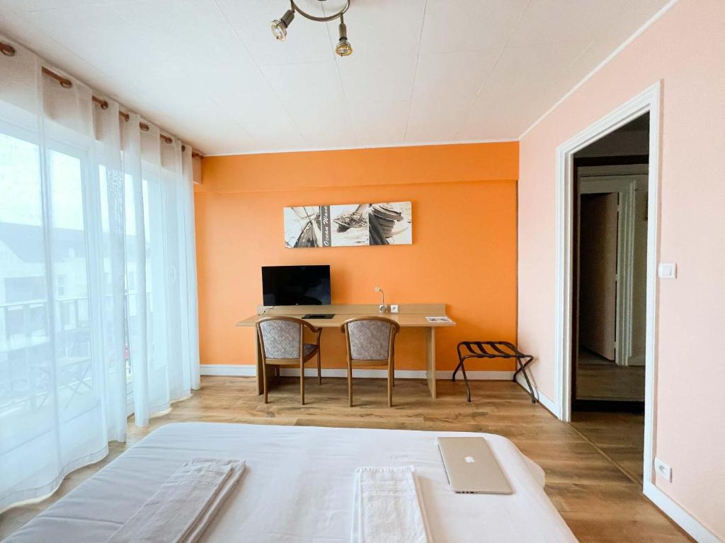 TV a/nebo společenská místnost v ubytování Hotel les Alignements