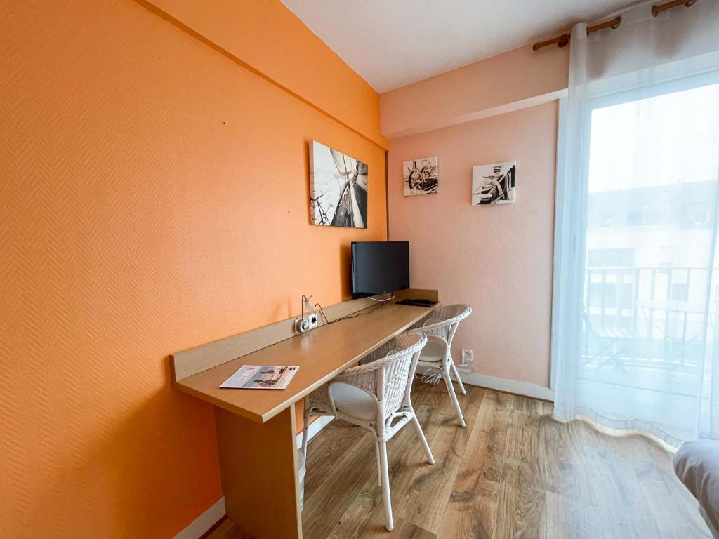 TV a/nebo společenská místnost v ubytování Hotel les Alignements