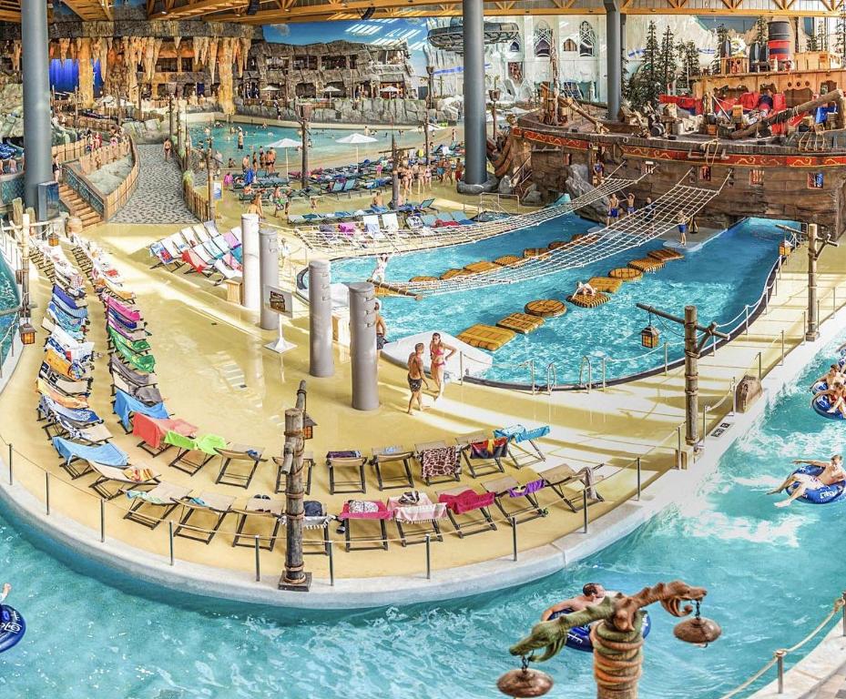 un grand parc aquatique avec des gens dans l'eau dans l'établissement Anne Marie vous accueilles dans son logement familiale pour 6 personnes 3 chambres confortable proche d Europa Park a BOOFZHEIM dans CAMPING 3 Etoiles, à Boofzheim