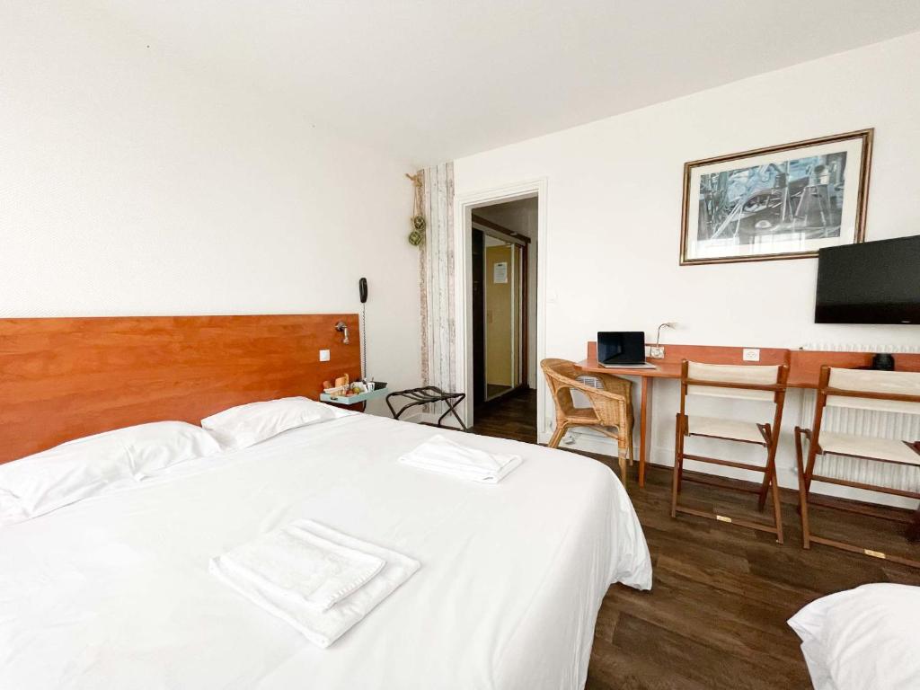 TV a/nebo společenská místnost v ubytování Hotel les Alignements