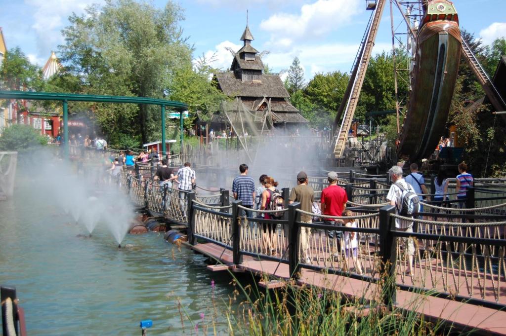 un groupe de personnes se tenant autour d'un parc aquatique dans l'établissement Anne Marie vous accueilles dans son logement familiale pour 6 personnes 3 chambres confortable proche d Europa Park a BOOFZHEIM dans CAMPING 3 Etoiles, à Boofzheim