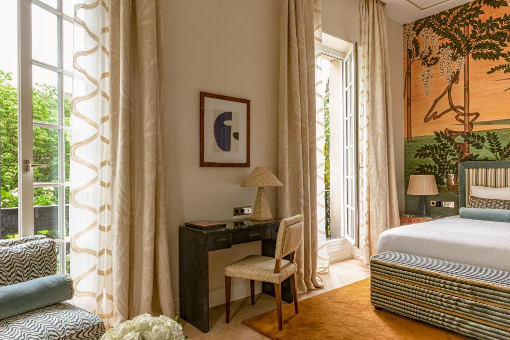 Postel nebo postele na pokoji v ubytování Saint James Paris