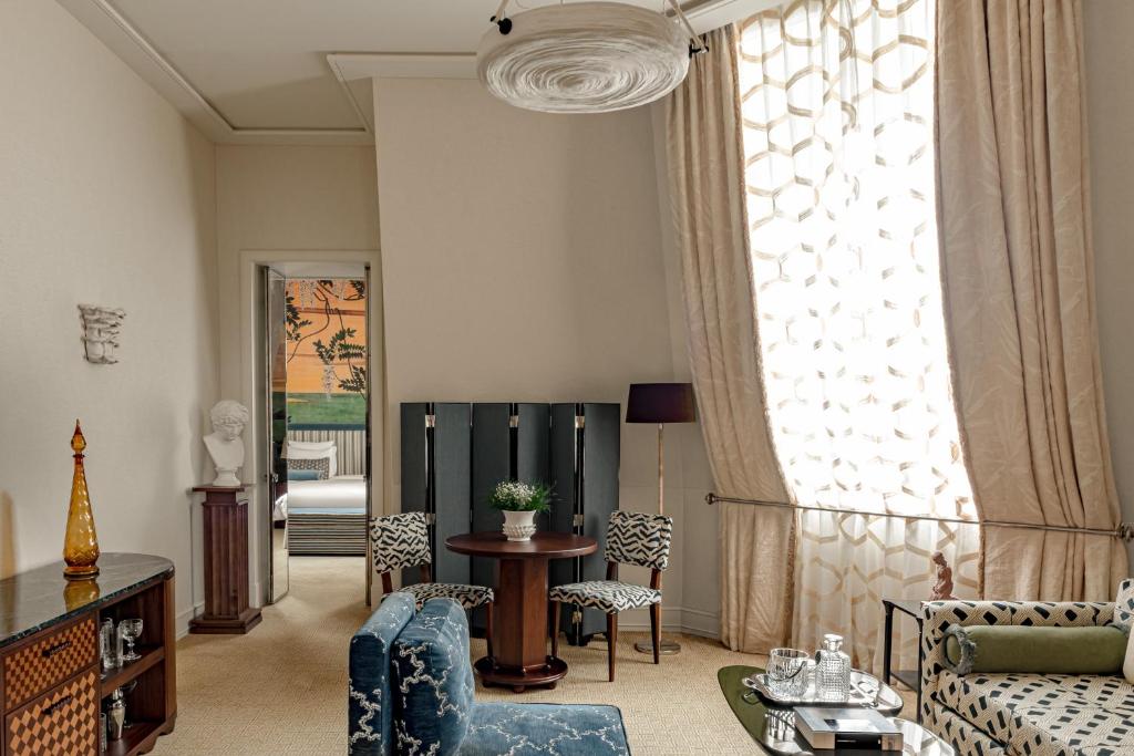TV a/nebo společenská místnost v ubytování Saint James Paris
