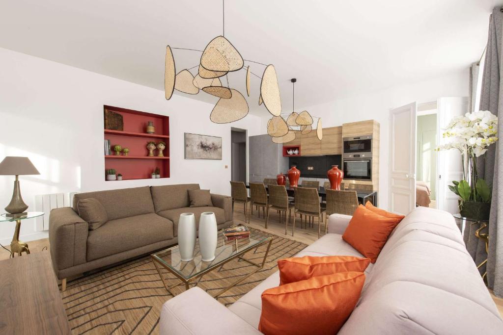 un salon avec un canapé et une salle à manger dans l'établissement Martin' s Door, à Paris