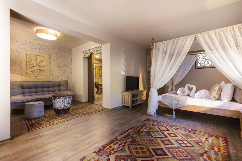 een slaapkamer met een bed en een woonkamer bij Boutique Hotel Horizont in Varna
