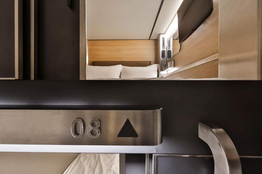 Pod Hotel - Bed In 10-Bed Mixed Dormitory Room