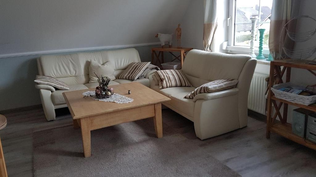 a living room with two couches and a coffee table at ferienbeianne in Hemmingstedt