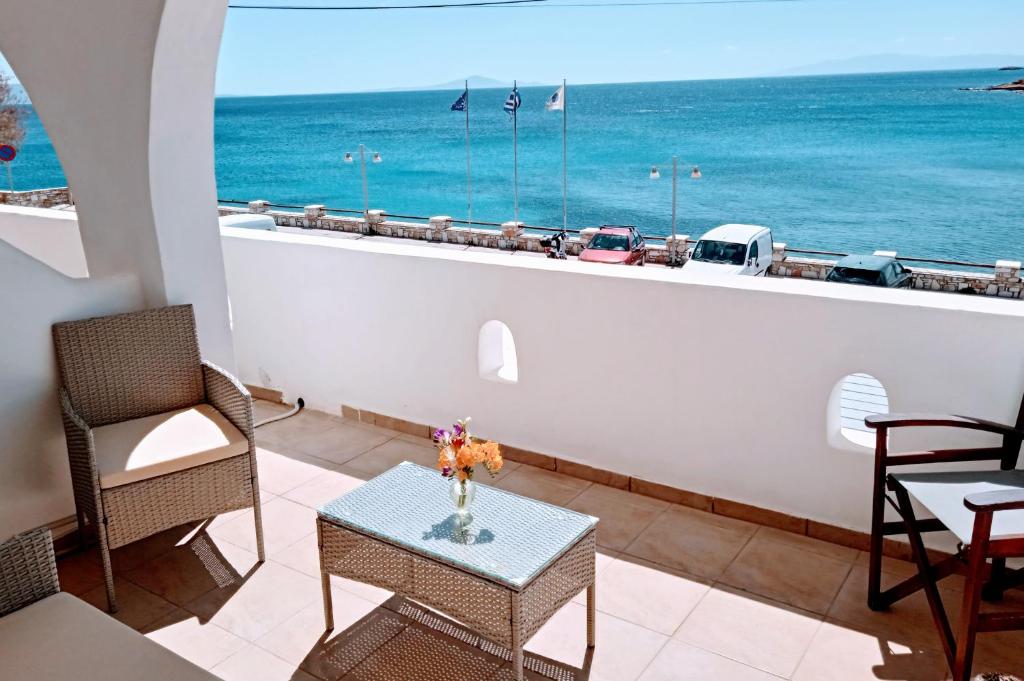 balcón con vistas al océano en Logaras Seaview Apartment en Logaras