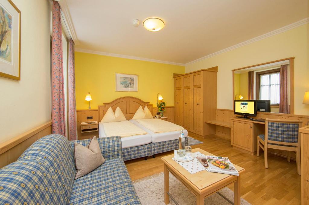 Posteľ alebo postele v izbe v ubytovaní Hotel Lebzelter