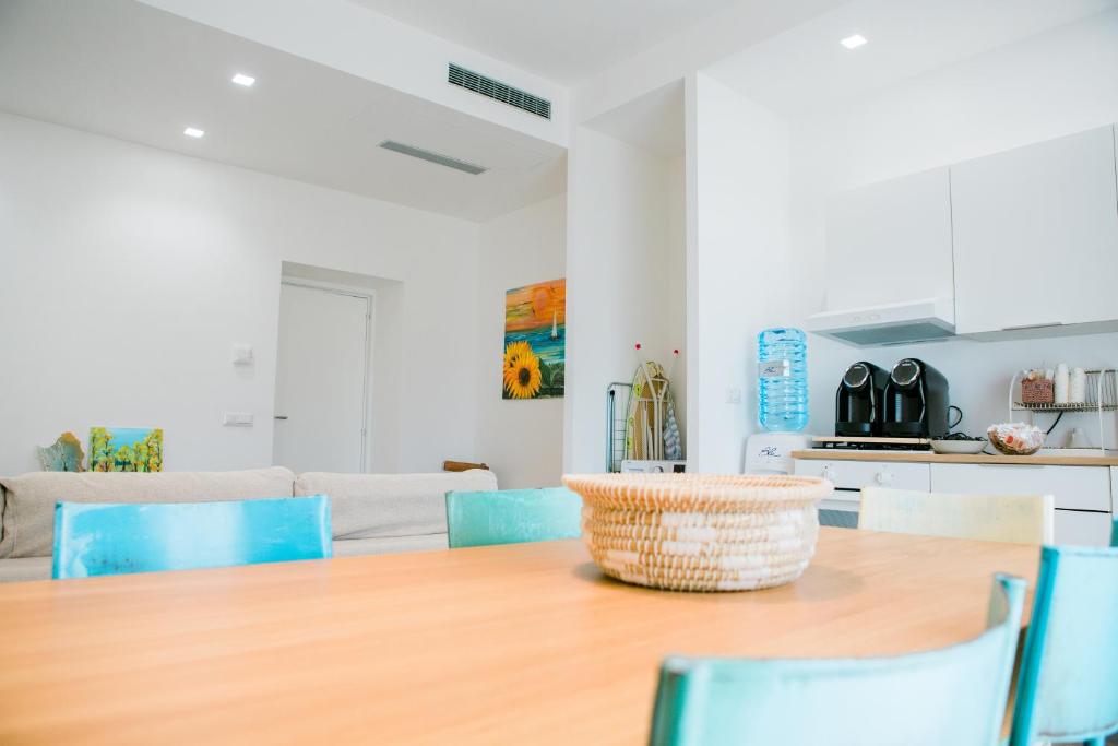 een eetkamer met een houten tafel en blauwe stoelen bij Kennedy 54 in Alghero