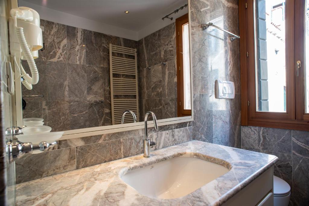 Koupelna v ubytování Palazzina Fortuny