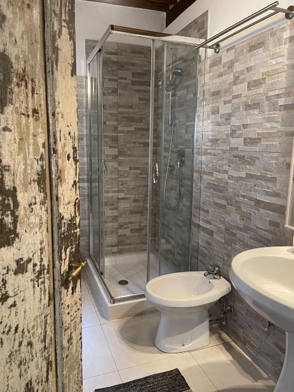 A bathroom at LA CORTE DEI GELSOMINI