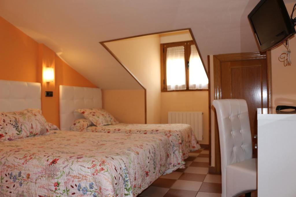 Postel nebo postele na pokoji v ubytování Hostal Don Jaime I y II