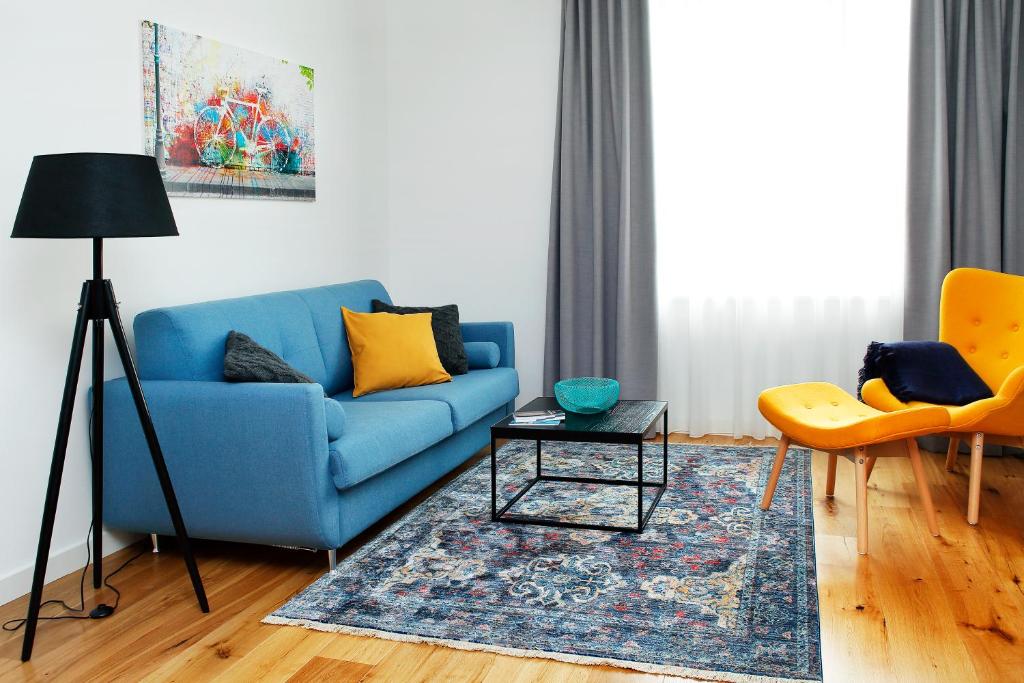 sala de estar con sofá azul y mesa en Dream Stay - Superior Apartment in the Heart of Tallinn, en Tallin