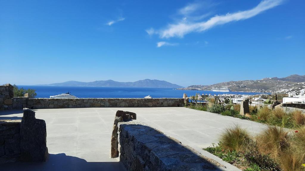un ampio patio con vista sull'oceano di Arion suites Mykonos a Mykonos Città