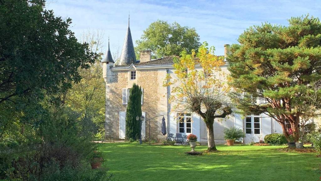 een groot huis met een tuin met groen gras bij Mazette! Le Château in Niort