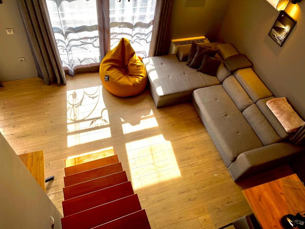 - Vistas a la sala de estar con sofá en Апартаменти за гости ,,Friends", en Teteven