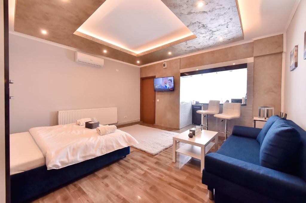 コンスタンツァにあるBavariaのベッドルーム(ベッド1台、青いソファ付)