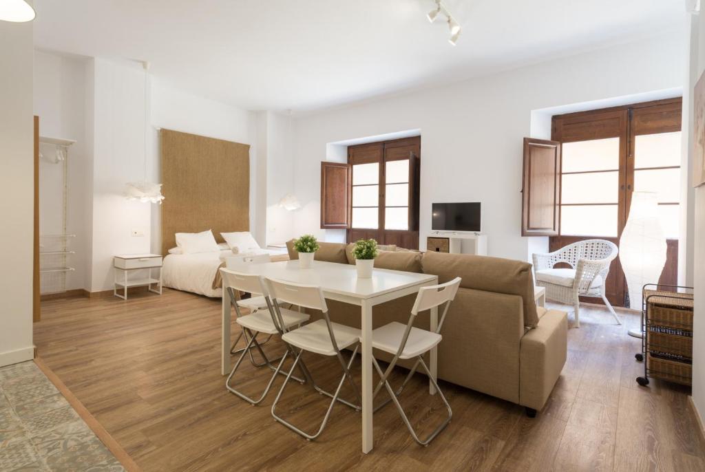 salon z kanapą i stołem w obiekcie Santiago Premium loft I w Maladze