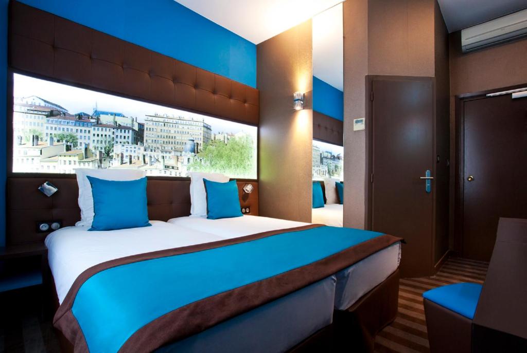 Postel nebo postele na pokoji v ubytování Hotel des Savoies Lyon Perrache