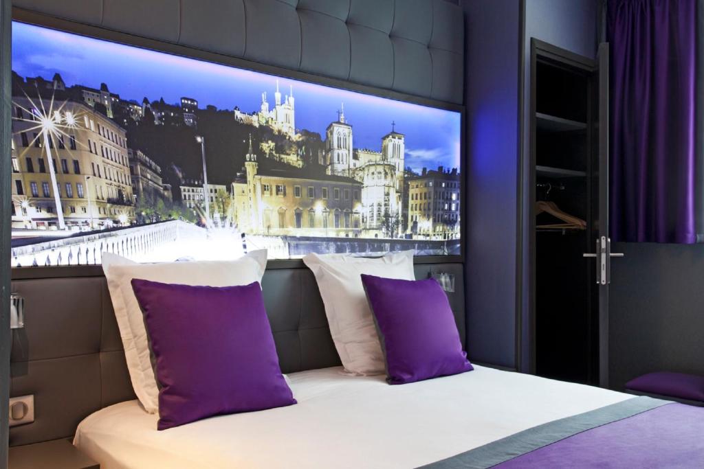 Postel nebo postele na pokoji v ubytování Hotel des Savoies Lyon Perrache