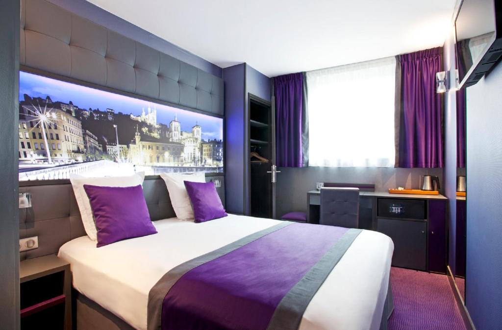 Postel nebo postele na pokoji v ubytování Hotel des Savoies Lyon Perrache