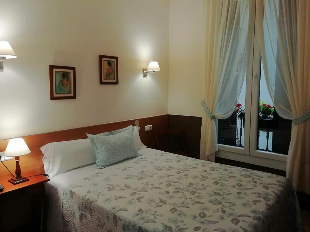 Cama o camas de una habitación en Pensión San Jerónimo