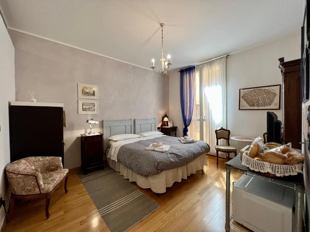 ボローニャにあるGiulia apartment and roomのベッドルーム1室(ベッド1台、椅子付)