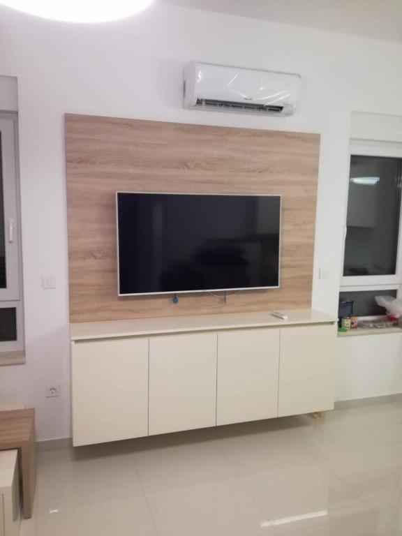 Televízia a/alebo spoločenská miestnosť v ubytovaní My Paradies - Njivice Studio****
