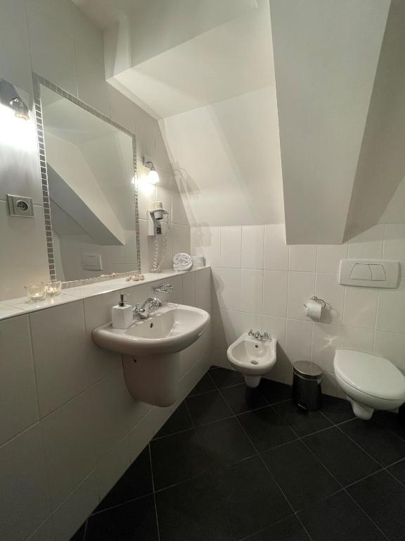 U Cervene zidle - Red Chair Hotel - Resim 42