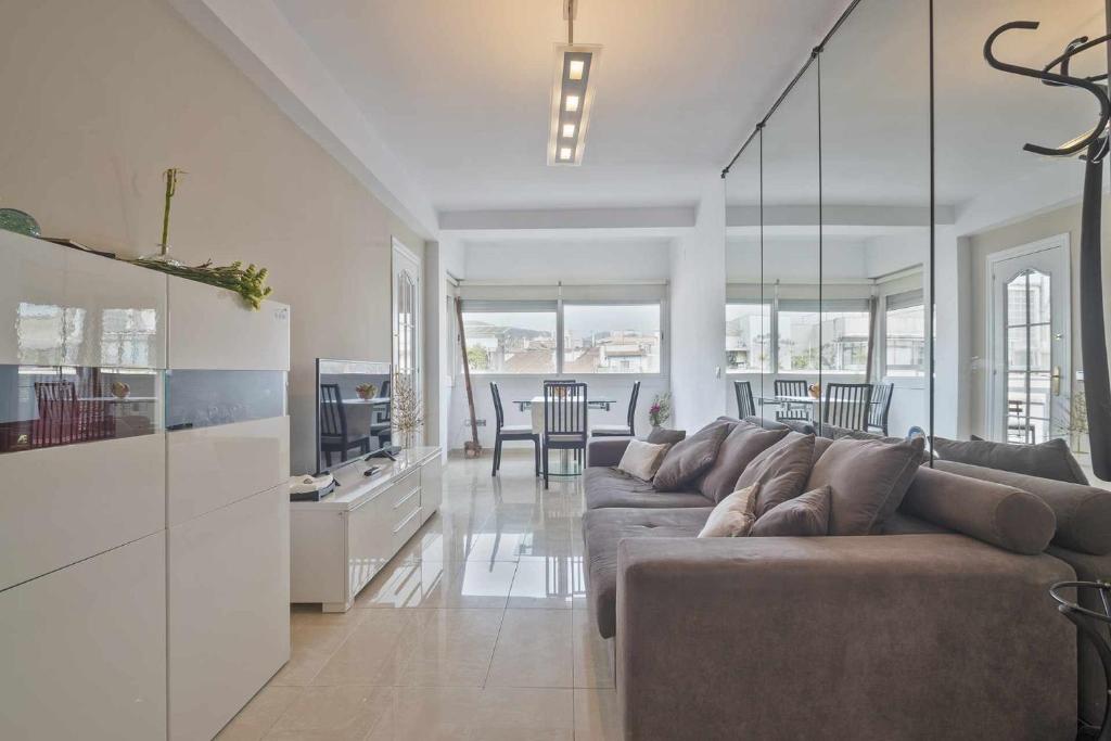 uma ampla sala de estar com um sofá e uma cozinha em Apartment Marti em Barcelona