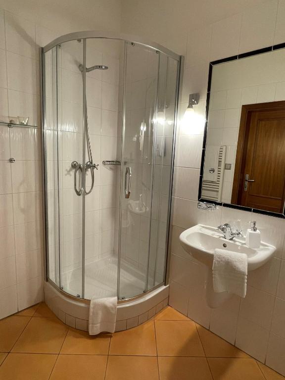 U Cervene zidle - Red Chair Hotel - Resim 10