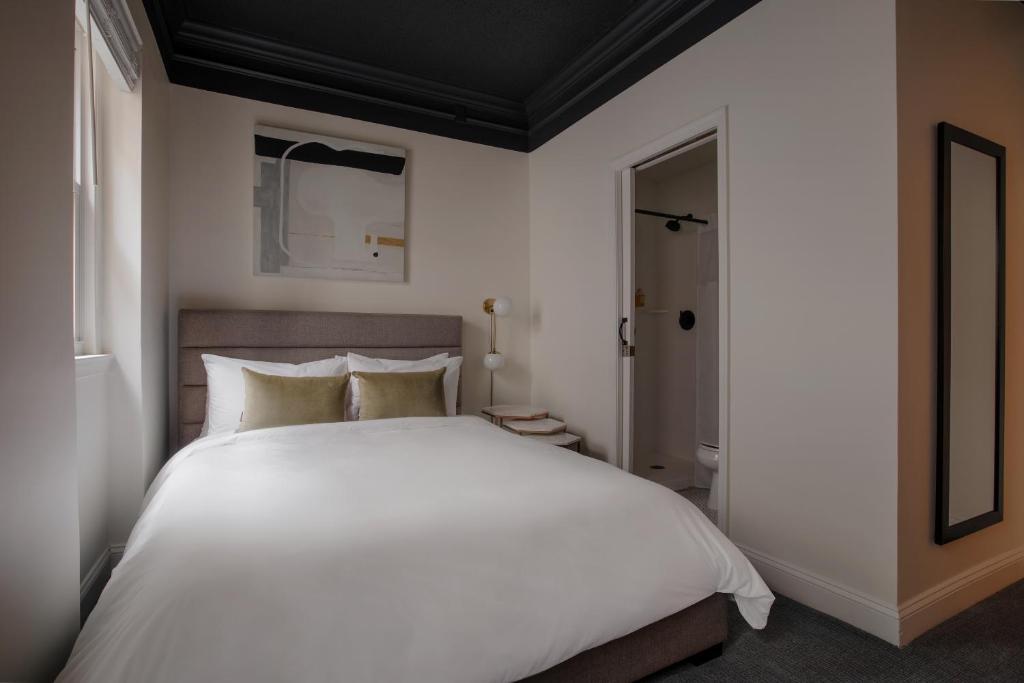 Postel nebo postele na pokoji v ubytování Dupont Circle Embassy Inn by FOUND