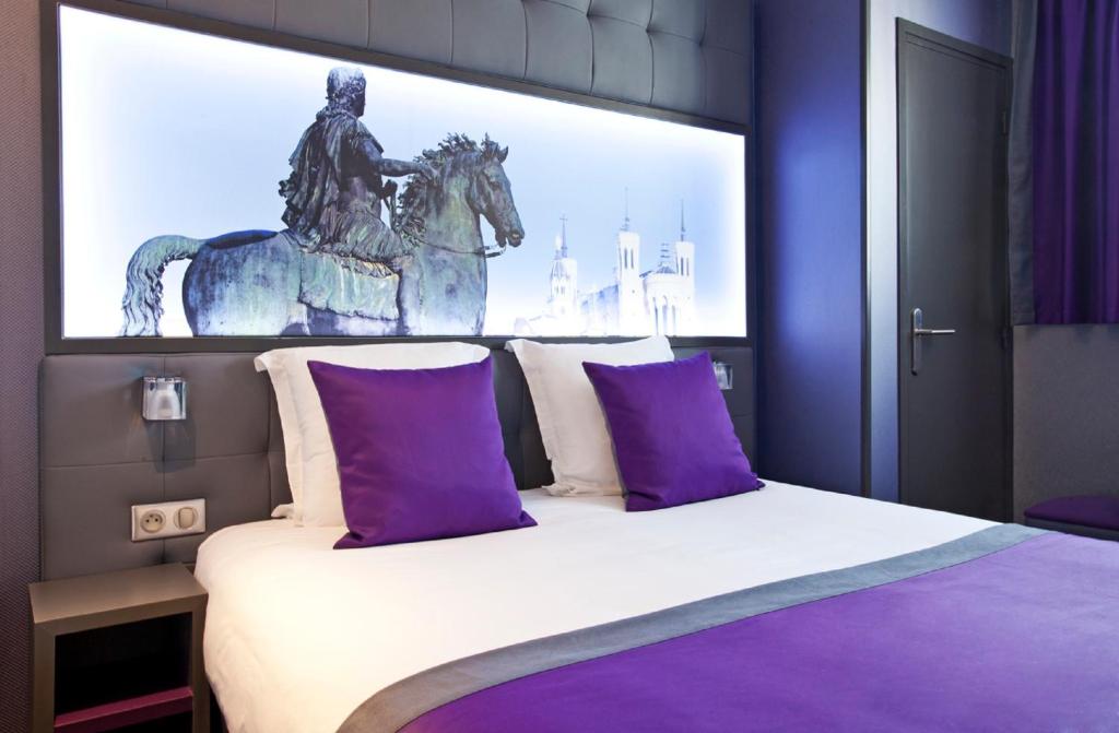 Postel nebo postele na pokoji v ubytování Hotel des Savoies Lyon Perrache