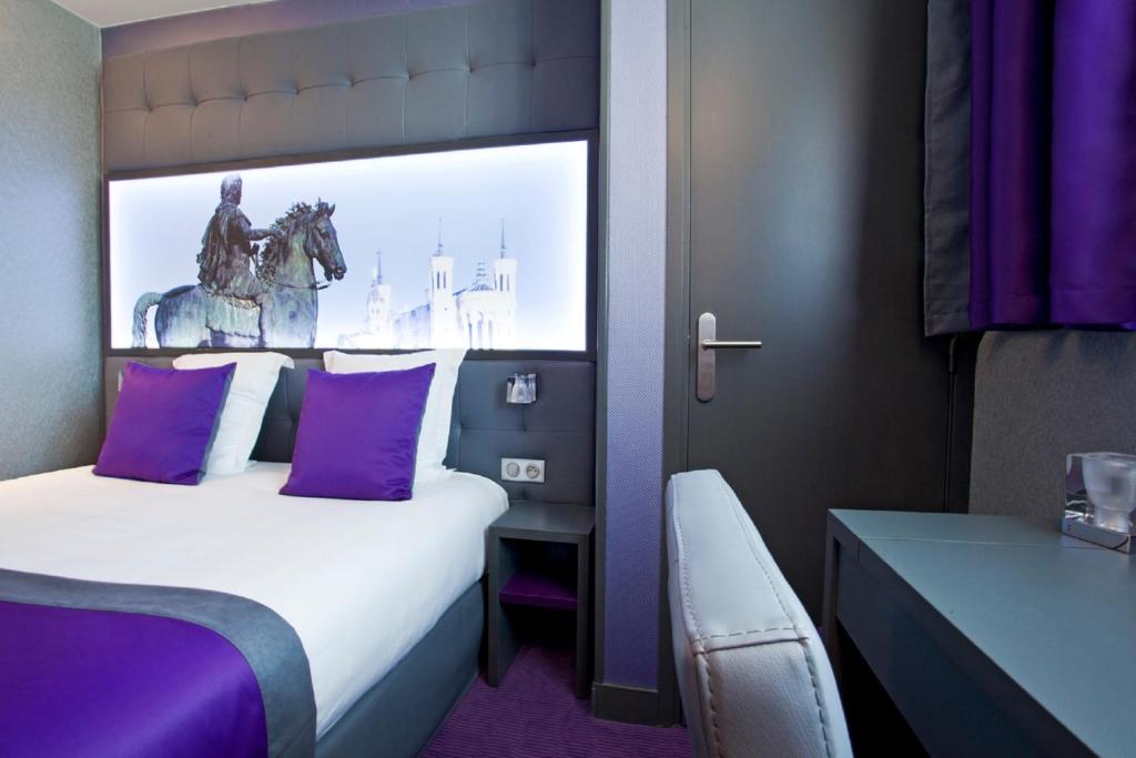 Postel nebo postele na pokoji v ubytování Hotel des Savoies Lyon Perrache